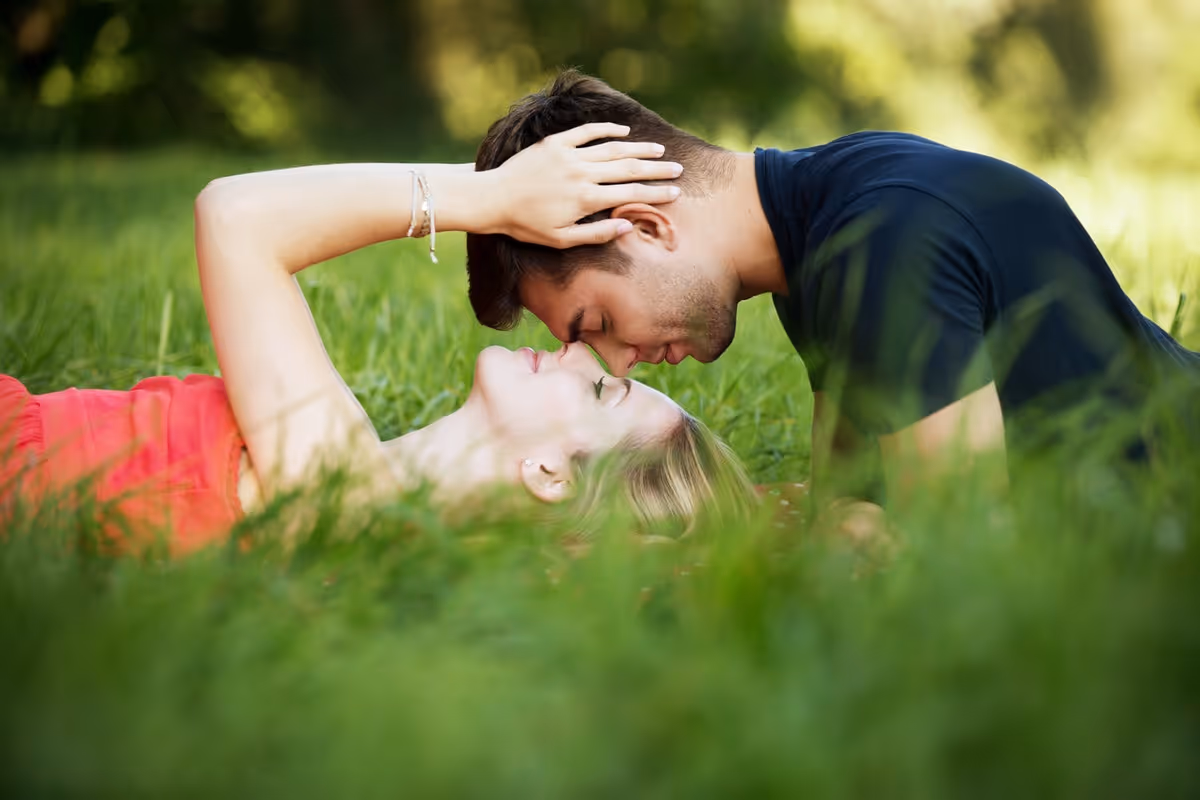 Couple allongé dans l'herbe