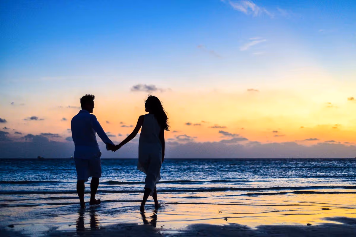 Un couple marchant en bord de mer