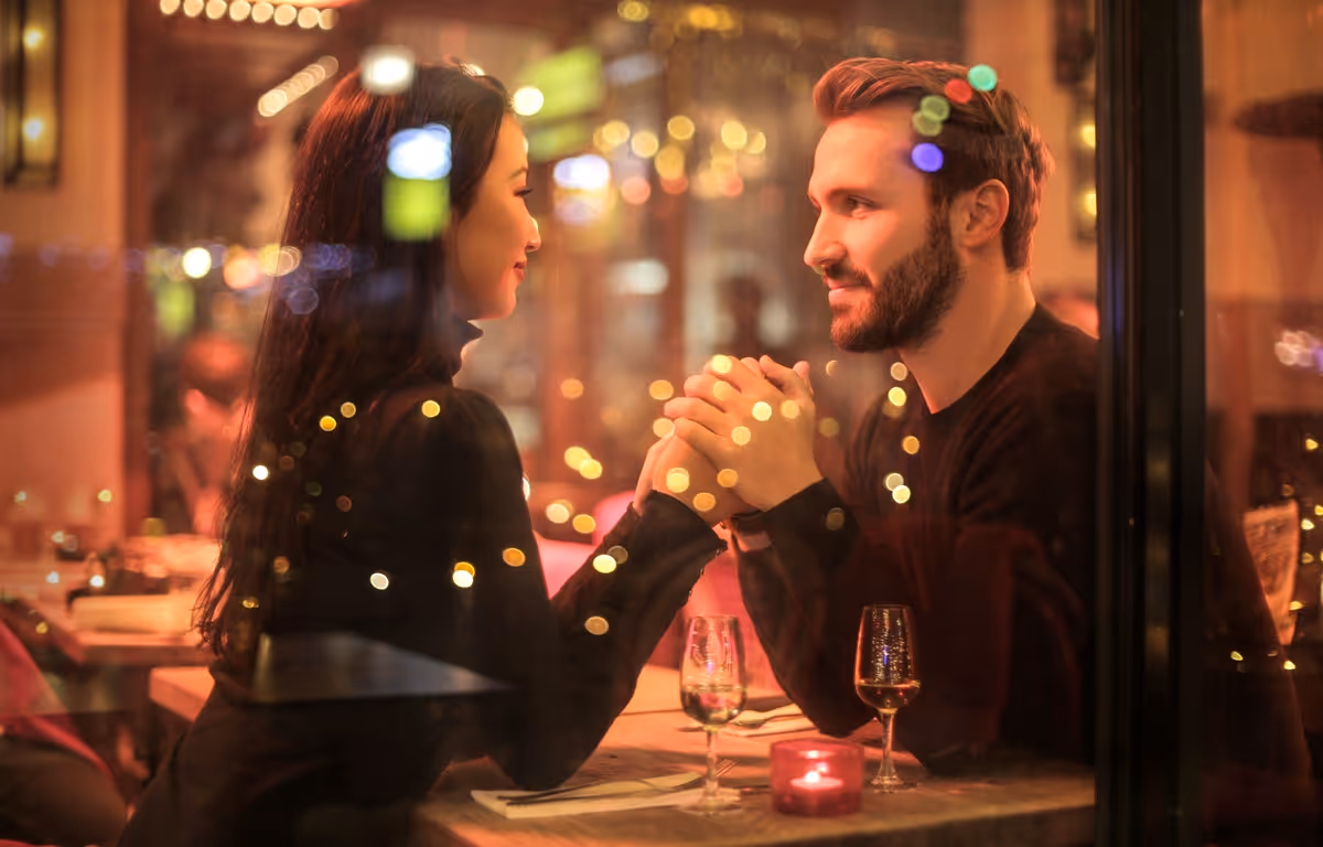 Un couple se tenant la main au restaurant