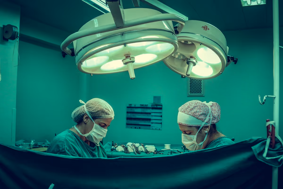 Deux personnes faisant de la chirurgie